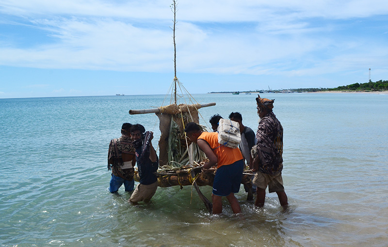 Upacara Pelala Kowa Hole, yakni Melepaskan Perahu Adat Hole.Â  UpacaraÂ  ini merupakan puncak dari semua rangkaianÂ  kegiatan upacara adat Hole pada Warru Bangaliwu (kalender adat) yaitu antara akhir bulan April hinggal awal Mei pada kalender Masehi. (HAR